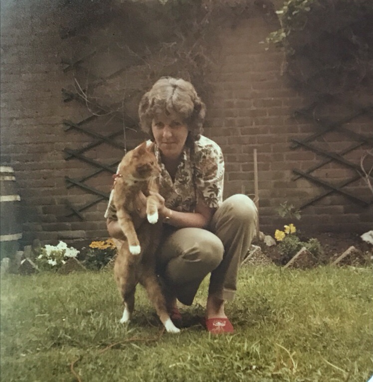 Maatje van der Hoek met Joep de kat